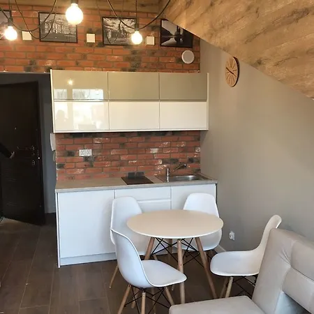 Apartman Penguin - Train Station *